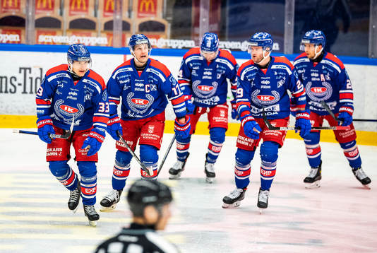 Oskarshamns Filiph Engsund jublar med lagkamrater