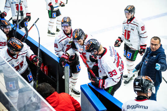 Örebros Glenn Gustafsson leds av isen skadad