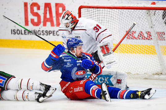 Oskarshamns Max Veronneau och Örebros målvakt Jonas