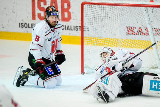 Örebros Stefan Warg  och målvakt Jonas Arntzen deppar