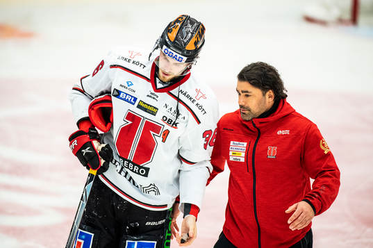 Örebros Emil Larsson har ont
