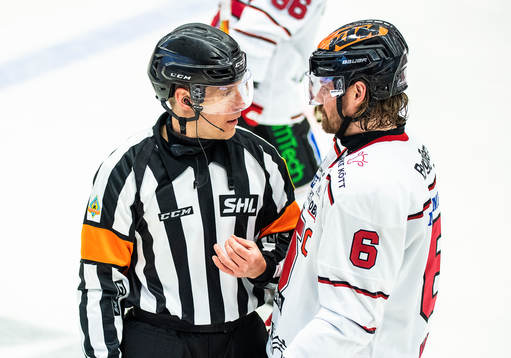 Domare Tobias Björk diskuterar med Örebros Stefan Warg
