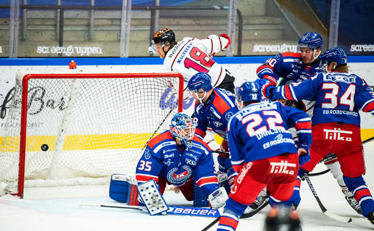Örebros Rodrigo Abols gör 4-1under ishockeymatchen i SHL