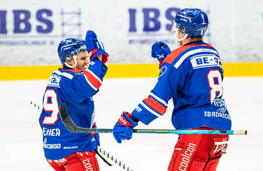 Oskarshamns Fredrik Olofsson jublar med Tyler Kelleher