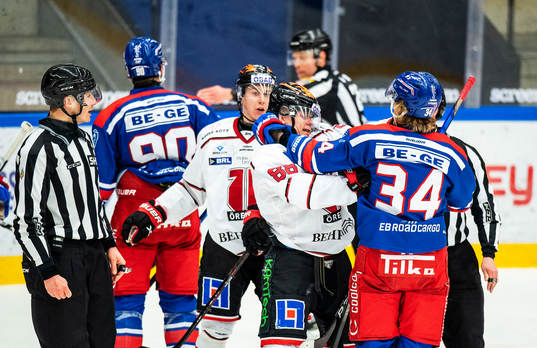 Oskarshamns Philip Samuelsson och Örebros Joonas Rask i