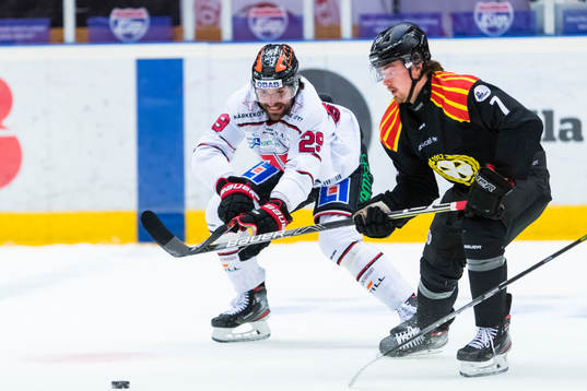 Örebros Ludvig Rensfeldt i kamp om pucken med Brynäs