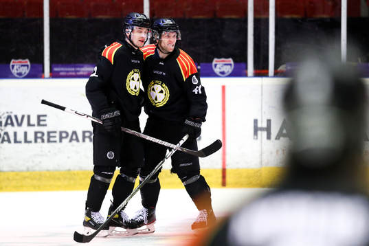 Brynäs Greg Scott och Adam Pettersson jublar