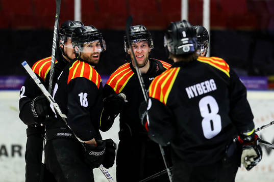 Brynäs Anton Rödin , Greg Scott och John Nyberg jublar