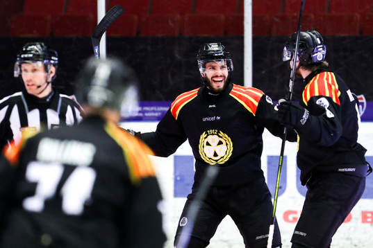 Brynäs Oula Palve jublar
