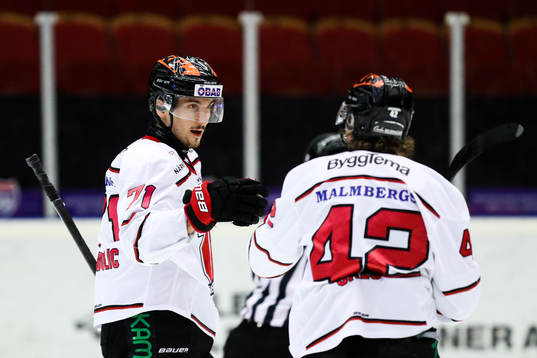 Örebros Borna Redulic jublar med Robin Salo