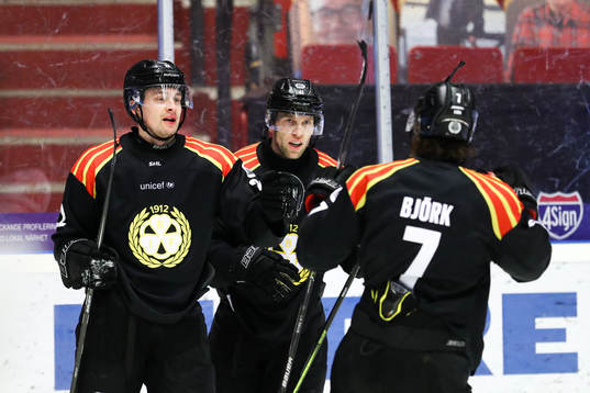 Brynäs Adam Pettersson, Greg Scott och Marcus Björk jublar