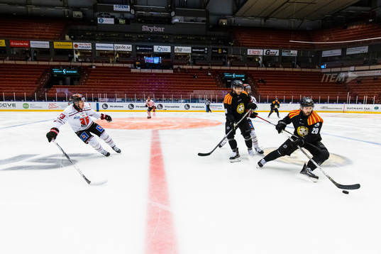 Brynäs Oula Palve med pucken