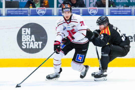 Örebros Borna Redulic jagas av Brynäs Tomi Sallinen