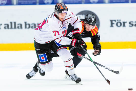 Örebros Borna Redulic jagas av Brynäs Tomi Sallinen