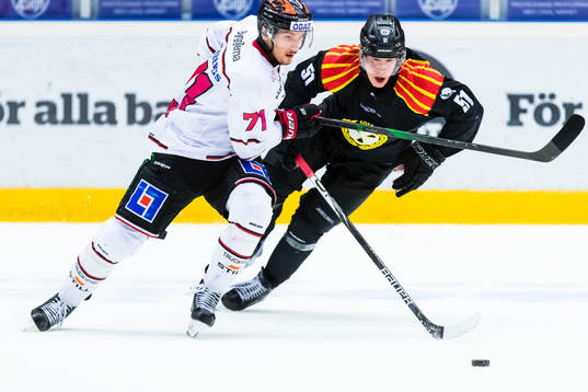 Örebros Borna Redulic jagas av Brynäs Tomi Sallinen