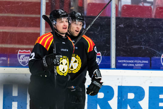 Brynäs Adam Pettersson gör 3-1 i öppet mål och jublar