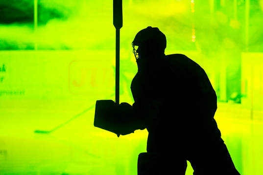 Brynäs målvakt Samuel Ersson i siluett