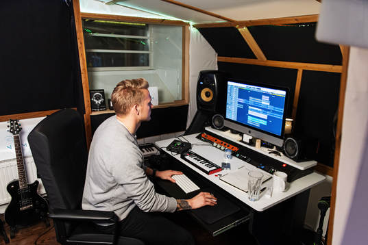 IFK Göteborgs målvakt Ole Söderberg i sin musikstudio