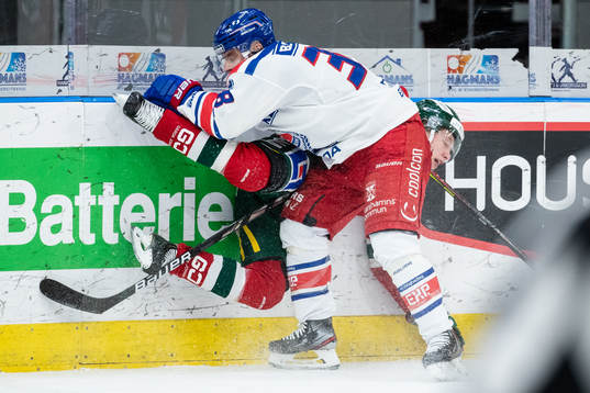Oskarshamns Nichlas Torp tacklar Frölundas Karl Henriksson