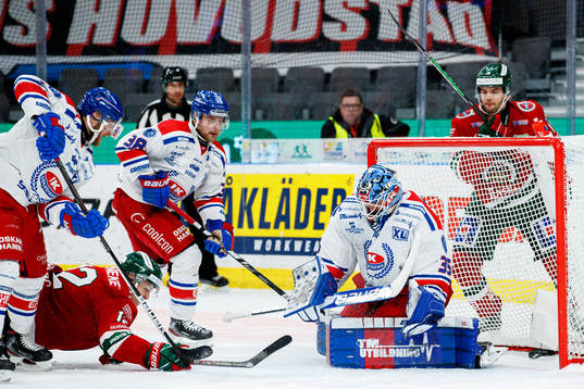 Frölundas Max Friberg gör 2-1 bakom Oskarshamns målvakt