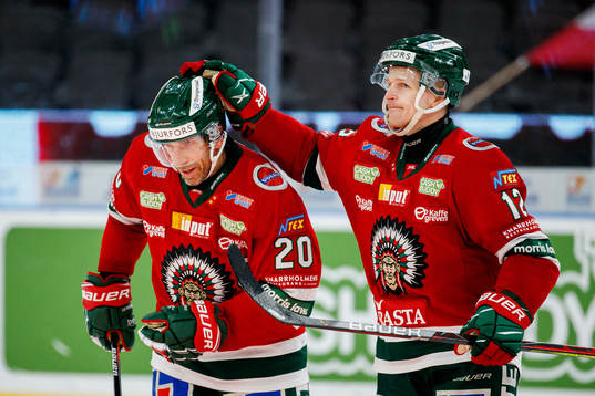 Frölundas Joel Lundqvist och Max Friberg jublar