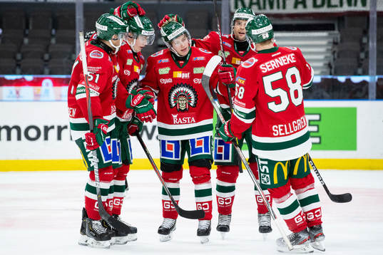 Frölundas Karl Henriksson jublar med lagkamrater