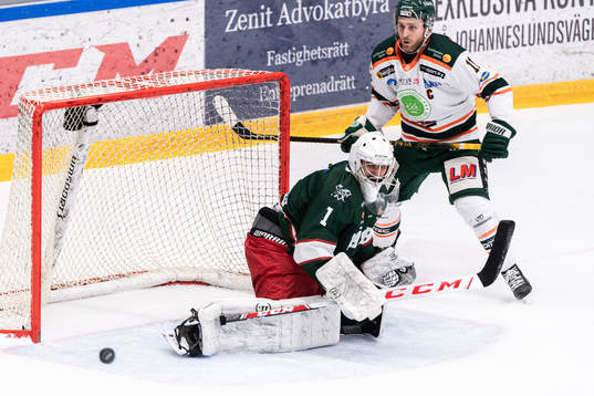 Väsbys målvakt Andreas Bernard och Kristianstads Fredrik