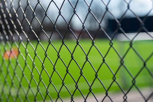 Stängsel utanför fotbollsplanen