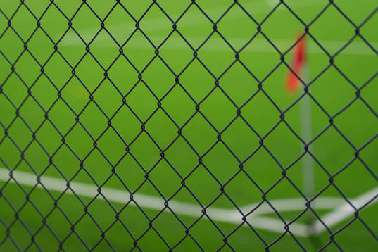 Stängsel utanför fotbollsplanen