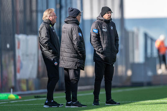 Helsingborgs tränare Jörgen Lennartsson i samtal med