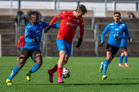 Helsingborgs Wilhelm Loeper jagas av Halmstads Thomas Boakye
