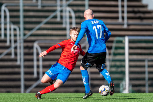 Helsingborgs Andreas Landgren tacklar Halmstads Simon