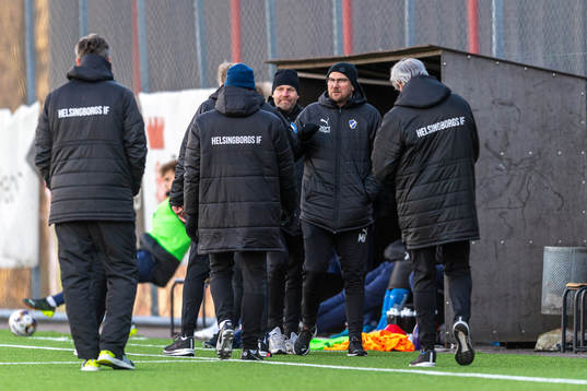 Halmstads tränare Magnus Haglund tackar Helsingborgs