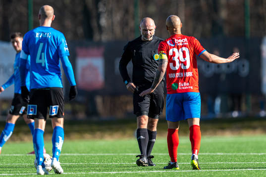 Domare Robert Daradic ger gult kort till Helsingborgs