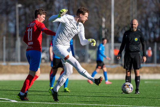 Helsingborgs Max Svensson och Halmstads målvakt Malkolm
