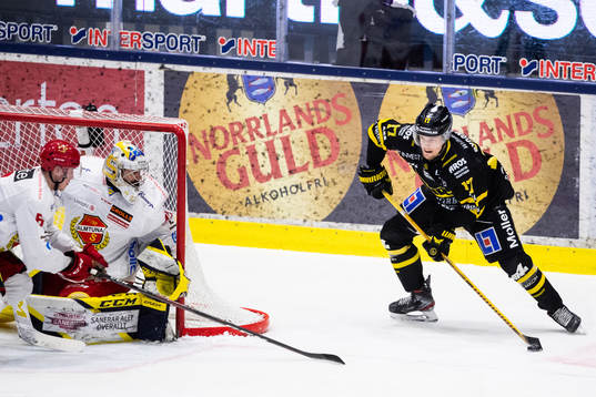 Västerås William Wikman och Almtunas målvakt Alexander