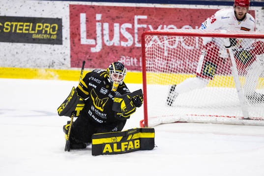 Västerås målvakt Jesper Myrenberg med räddning