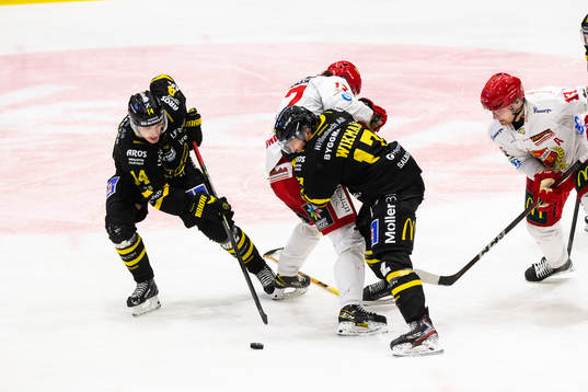 Kamp om pucken mellan Västerås Jesper Johansson, William