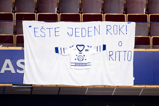 Banderoll med en hälsning till Leksands Marek Hrivik och