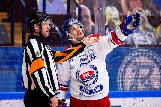Domare Patric Bjälkander och Oskarshamns Jonas Engström