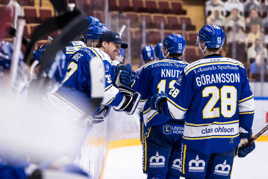 Leksands målvakt Axel Brage jublar i båset