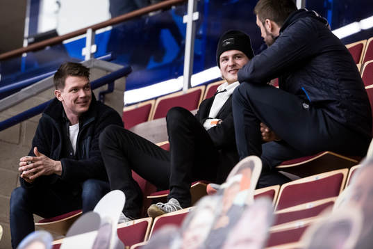Leksands Patrik Zackrisson och Calle Själin på läktaren