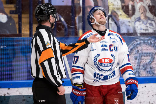 Oskarshamns Jonas Engström och domare Patric Bjälkander