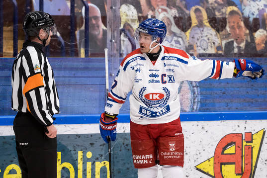 Oskarshamns Jonas Engström och domare Patric Bjälkander
