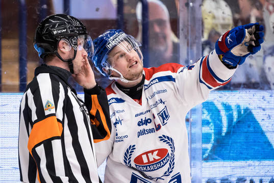 Oskarshamns Jonas Engström och domare Patric Bjälkander