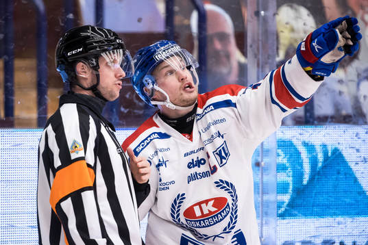 Oskarshamns Jonas Engström och domare Patric Bjälkander
