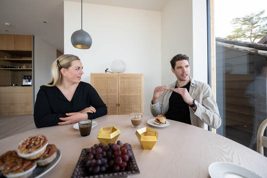 Karin Persson och Linus Fernström i sitt egendesignade hus