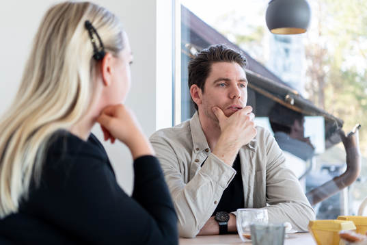 Karin Persson och Linus Fernström i sitt egendesignade hus
