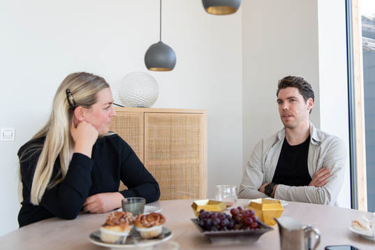Karin Persson och Linus Fernström i sitt egendesignade hus