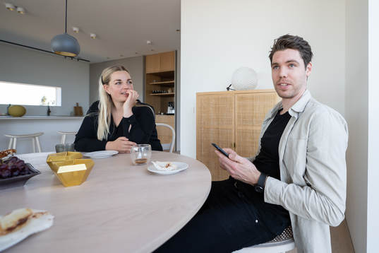 Karin Persson och Linus Fernström i sitt egendesignade hus